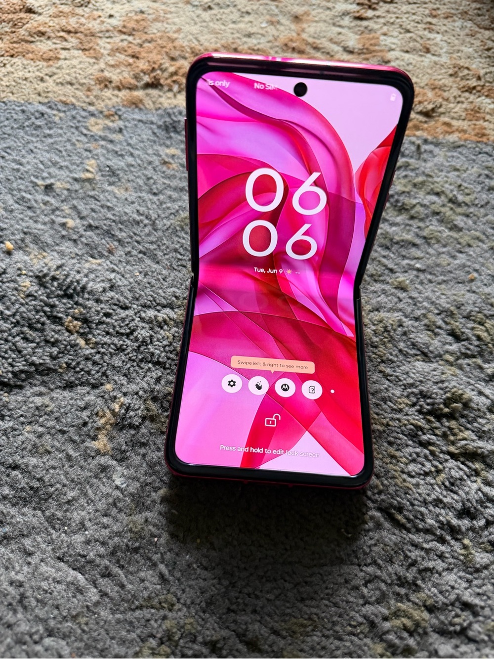 Motorola Razr plus 2024 unlocked hot Pink Foldable with Dual Rear Cameras - Picture 2 of 12